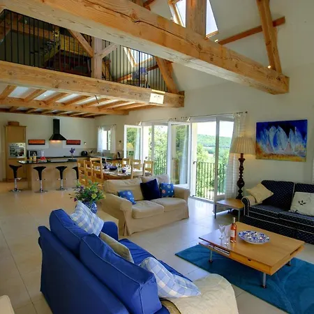 Vila Sleeps 8 Pool Wifi